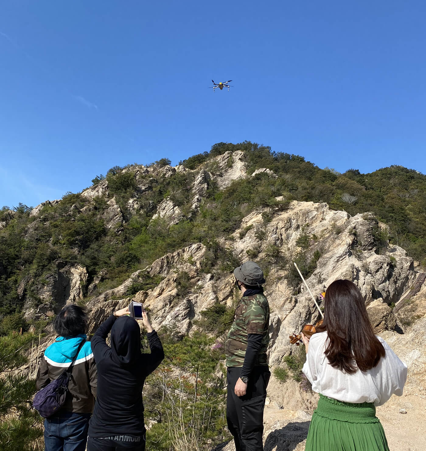 ドローン、青空を舞う