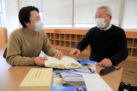 初のコンサートに向け打ち合わせを進める永田武さん(左)と藤岡勝義さん=明石市東仲ノ町 初のコンサートに向け打ち合わせを進める永田武さん(左)と藤岡勝義さん=明石市東仲ノ町