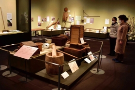明治から昭和前期にかけての米づくり道具が並ぶ「米づくりの春夏秋冬」展=明石市上ノ丸2 明治から昭和前期にかけての米づくり道具が並ぶ「米づくりの春夏秋冬」展=明石市上ノ丸2