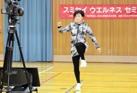 カメラに向かって走る前の準備体操を実演する野口みずきさん=明石市相生町2 カメラに向かって走る前の準備体操を実演する野口みずきさん=明石市相生町2