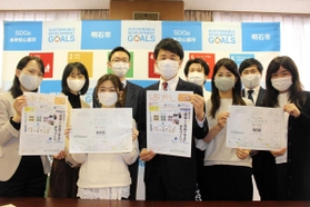 県広報コンクールで特選に輝いた「広報あかし」と、編集発行に携わる広報課員ら=明石市役所 県広報コンクールで特選に輝いた「広報あかし」と、編集発行に携わる広報課員ら=明石市役所