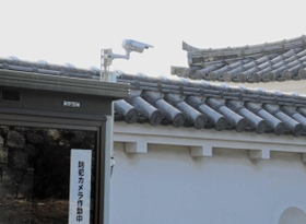 櫓が映るように取り付けられた防犯カメラ=明石市明石公園 櫓が映るように取り付けられた防犯カメラ=明石市明石公園