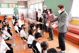 園児にツクシを見せるわだち会のメンバー=明石市大久保町大久保町 園児にツクシを見せるわだち会のメンバー=明石市大久保町大久保町