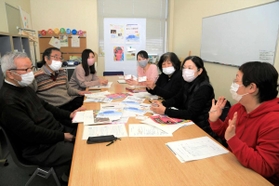 4月からの活動再開に向け、意見を交わすメンバー=明石市東仲ノ町 4月からの活動再開に向け、意見を交わすメンバー=明石市東仲ノ町