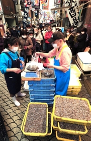 漁の解禁日、初物のシンコを買い求める大勢の人が店先に列をつくった=6日午前、明石市本町1(撮影・鈴木雅之) 漁の解禁日、初物のシンコを買い求める大勢の人が店先に列をつくった=6日午前、明石市本町1(撮影・鈴木雅之)