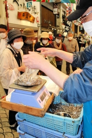 今季最後のイカナゴを買い求める客ら=魚の棚商店街 今季最後のイカナゴを買い求める客ら=魚の棚商店街