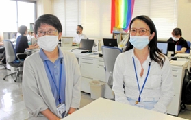 性的少数者らの悩みに対応するため、明石市が昨年7月に開設した「にじいろ相談窓口」。専門職員の高橋朗さん(左)と増原裕子さんが窓口を担当した=明石市役所 性的少数者らの悩みに対応するため、明石市が昨年7月に開設した「にじいろ相談窓口」。専門職員の高橋朗さん(左)と増原裕子さんが窓口を担当した=明石市役所