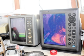 魚群探知機などで海底の様子を探りながら作業する=明石市沖 魚群探知機などで海底の様子を探りながら作業する=明石市沖