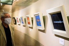 明石の海をテーマに油絵を描いた羽子岡爾朗さん=明石市松の内2 明石の海をテーマに油絵を描いた羽子岡爾朗さん=明石市松の内2