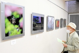 テクニックや視点に個性が光る写真が並ぶ=明石市明石公園 テクニックや視点に個性が光る写真が並ぶ=明石市明石公園