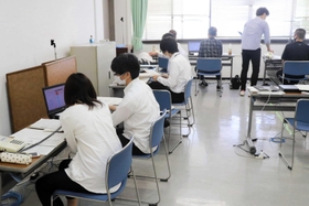 高齢者らからの電話対応に当たる市職員=明石市役所 高齢者らからの電話対応に当たる市職員=明石市役所