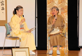 源氏物語についてトークを繰り広げる出田恵美子さん(右)ら=明石市本町1 源氏物語についてトークを繰り広げる出田恵美子さん(右)ら=明石市本町1