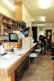 緊急事態宣言を受け、休業中の居酒屋。再延長となり「たまには店に空気を入れないと」と清掃に訪れた従業員=明石市内 緊急事態宣言を受け、休業中の居酒屋。再延長となり「たまには店に空気を入れないと」と清掃に訪れた従業員=明石市内