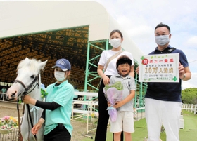 10万人目となり、記念撮影する鍛治鳳良ちゃんと家族=明石市大久保町松陰 10万人目となり、記念撮影する鍛治鳳良ちゃんと家族=明石市大久保町松陰
