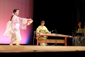 日ごろの稽古の成果を披露する出演者=明石市中崎1 日ごろの稽古の成果を披露する出演者=明石市中崎1