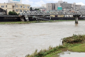 大雨警報が出た8日未明からの雨で水位が上がった明石川=明石市西新町1から撮影 大雨警報が出た8日未明からの雨で水位が上がった明石川=明石市西新町1から撮影