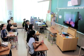 教室のモニター画面に映る校長の話を聞く児童=明石市和坂2 教室のモニター画面に映る校長の話を聞く児童=明石市和坂2