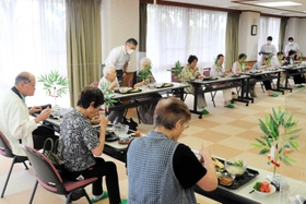 半年ぶりに再開した食堂で昼食を味わう参加者=明石市大久保町大窪 半年ぶりに再開した食堂で昼食を味わう参加者=明石市大久保町大窪