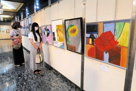 中学校美術部員の活動の成果を披露する合同作品展=明石市相生町2 中学校美術部員の活動の成果を披露する合同作品展=明石市相生町2