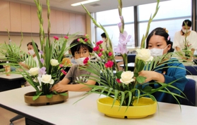 生け花を楽しむ小中学生=明石市東仲ノ町 生け花を楽しむ小中学生=明石市東仲ノ町