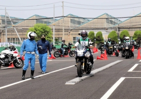 明石署の白バイ隊員から安全な運転方法を教わる参加者=明石市川崎町 明石署の白バイ隊員から安全な運転方法を教わる参加者=明石市川崎町