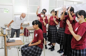 画面を通してトルコの高校生と交流するめいなん防災ジュニアリーダーのメンバー=明石市明南町3 画面を通してトルコの高校生と交流するめいなん防災ジュニアリーダーのメンバー=明石市明南町3