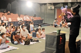 「明石おやこ劇場」の300回目の例会を楽しむ家族連れら=市民会館 「明石おやこ劇場」の300回目の例会を楽しむ家族連れら=市民会館