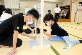真剣な表情で札に集中する子どもたち=大久保町公民館 真剣な表情で札に集中する子どもたち=大久保町公民館