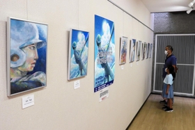 明石高校美術科の生徒が描いた全国高校軟式野球大会のポスターの原画=明石市明石公園 明石高校美術科の生徒が描いた全国高校軟式野球大会のポスターの原画=明石市明石公園