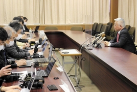 県知事選に立候補しない考えを表明する泉房穂市長=4月6日、明石市中崎1、明石市役所 県知事選に立候補しない考えを表明する泉房穂市長=4月6日、明石市中崎1、明石市役所
