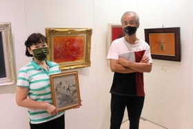 抽象画で人の心を表現したという岡本学さん(右)と、ボクサーを水墨画で描いた今井由美さん=明石市東仲ノ町 抽象画で人の心を表現したという岡本学さん(右)と、ボクサーを水墨画で描いた今井由美さん=明石市東仲ノ町
