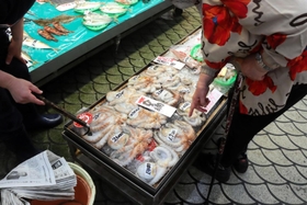店頭のタコを品定めする買い物客。鮮魚店「松庄」「魚利」によると今年は店頭に並ぶ数も少なめとか=明石市本町1 店頭のタコを品定めする買い物客。鮮魚店「松庄」「魚利」によると今年は店頭に並ぶ数も少なめとか=明石市本町1