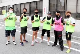 防犯パトロール活動を行う戎岡淳一さん(右)ら「安心安全ロードワークパトロール隊七福神」のメンバー=明石市中崎1 防犯パトロール活動を行う戎岡淳一さん(右)ら「安心安全ロードワークパトロール隊七福神」のメンバー=明石市中崎1