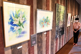 四季の花々の水彩画を並べた山下淳代さんの個展=明石市大明石町2 四季の花々の水彩画を並べた山下淳代さんの個展=明石市大明石町2