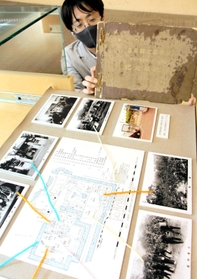 あかし市民図書館で展示されている兵庫県立農学校の記念写真帳(右上)。地図とひも付けて掲載写真を展示している=明石市大明石町1 あかし市民図書館で展示されている兵庫県立農学校の記念写真帳(右上)。地図とひも付けて掲載写真を展示している=明石市大明石町1