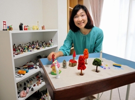 箱庭療法の道具を前に、子どもの心理的支援について語る難波愛さん=明石市相生町2 箱庭療法の道具を前に、子どもの心理的支援について語る難波愛さん=明石市相生町2