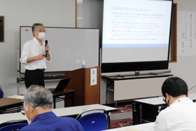 大阪湾防備と明石藩の関係を解説する関西大文学部の高久智広准教授=明石市上ノ丸2 大阪湾防備と明石藩の関係を解説する関西大文学部の高久智広准教授=明石市上ノ丸2