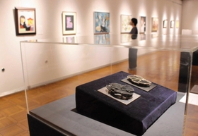 制作から展示まで学生らが携わった「あかし若手アートチャレンジ」=市立文化博物館 制作から展示まで学生らが携わった「あかし若手アートチャレンジ」=市立文化博物館