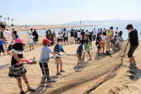地引き網を引き上げる参加者ら=明石市大久保町江井島 地引き網を引き上げる参加者ら=明石市大久保町江井島