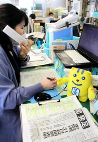 31日に投票所として使えるか、施設へ問い合わせる選挙管理委員会事務局の職員=明石市役所 31日に投票所として使えるか、施設へ問い合わせる選挙管理委員会事務局の職員=明石市役所
