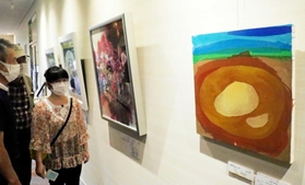 多彩な絵画や木版画が並ぶ作品展=明石市大明石町2 多彩な絵画や木版画が並ぶ作品展=明石市大明石町2