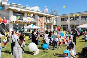 100周年を祝って風船を空へ放つ播陽幼稚園の園児や保護者ら=明石市中崎1 100周年を祝って風船を空へ放つ播陽幼稚園の園児や保護者ら=明石市中崎1