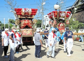2年ぶりに街に繰り出した2基の布団太鼓=明石市岬町 2年ぶりに街に繰り出した2基の布団太鼓=明石市岬町