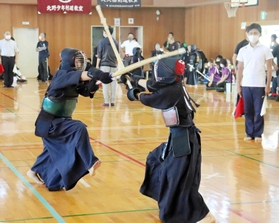 気迫のこもった戦いを繰り広げる小学生剣士=明石市二見町福里 気迫のこもった戦いを繰り広げる小学生剣士=明石市二見町福里