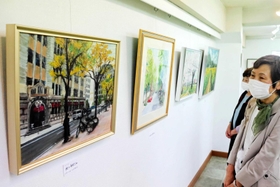 植物がある風景が並ぶ田中みどりさんの初めての個展=明石市小久保1 植物がある風景が並ぶ田中みどりさんの初めての個展=明石市小久保1