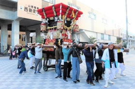2年ぶりに公開した布団太鼓を担ぐ王子布団太鼓保存会のメンバーら=明石市西新町3 2年ぶりに公開した布団太鼓を担ぐ王子布団太鼓保存会のメンバーら=明石市西新町3