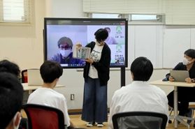SDGsをテーマにした具体的な取り組みについて、KDDI社員を交えて意見交換する学生ら=明石市魚住町西岡 SDGsをテーマにした具体的な取り組みについて、KDDI社員を交えて意見交換する学生ら=明石市魚住町西岡