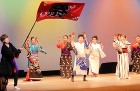 優美な踊りを披露する「民踊のつどい」の出演者=明石市中崎1 優美な踊りを披露する「民踊のつどい」の出演者=明石市中崎1