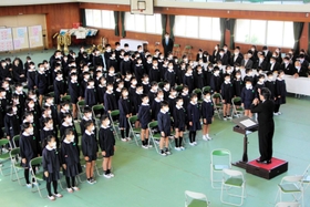 創立150周年記念ソング「これからも」を元気いっぱいに歌う児童たち=明石市大久保町西島 創立150周年記念ソング「これからも」を元気いっぱいに歌う児童たち=明石市大久保町西島