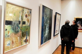 多彩な画風の絵画が並ぶ作品展=明石市上ノ丸2 多彩な画風の絵画が並ぶ作品展=明石市上ノ丸2